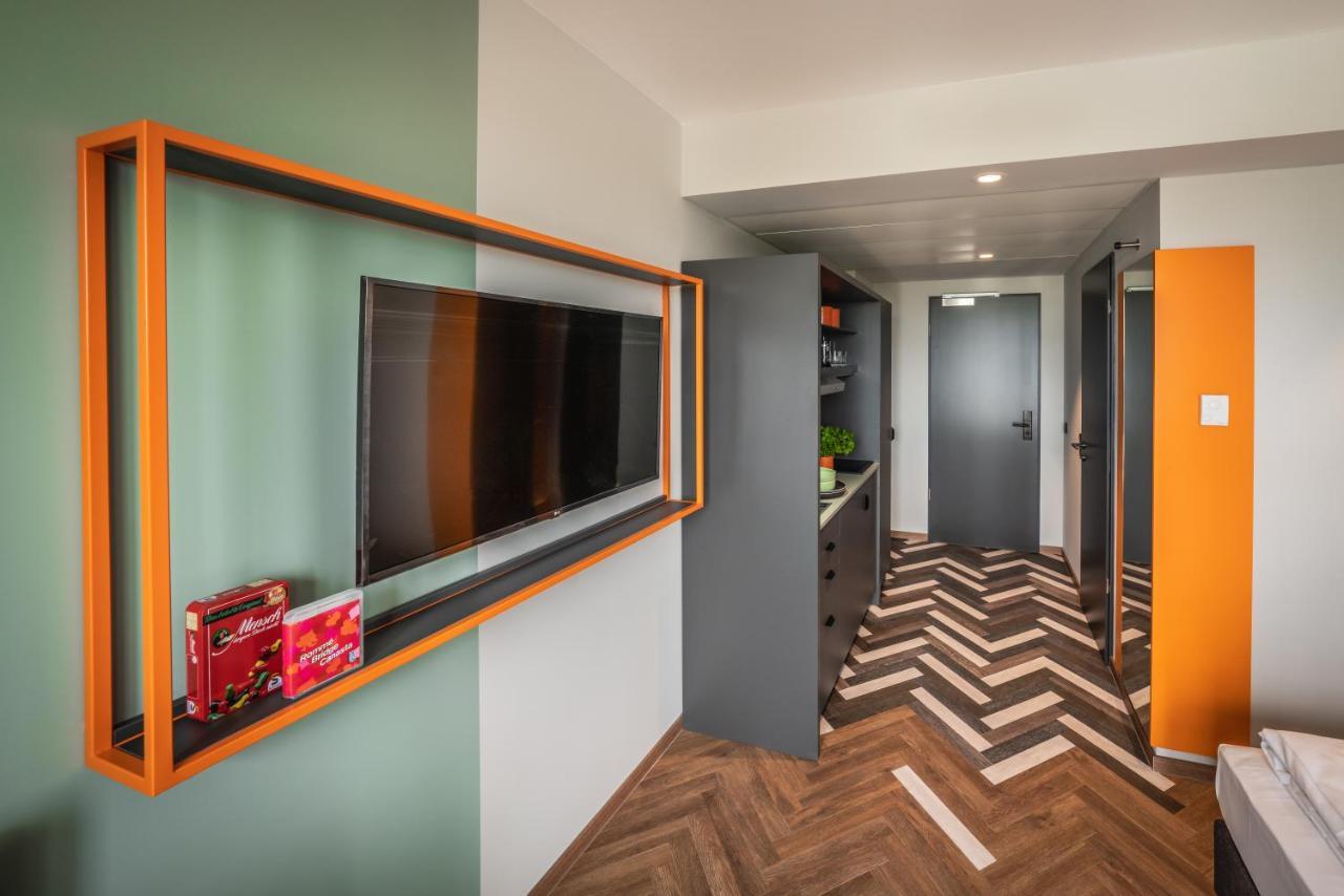 Loginn Hotel Berlin Airport Экстерьер фото